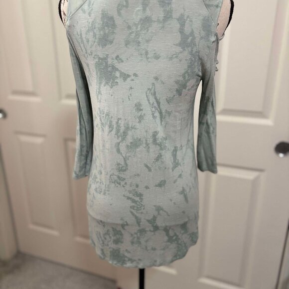 Women's Like New Light Green Tie-Dye 3/4 Sleeved Cold Shouldered Knit Top - Picture 5 of 7
